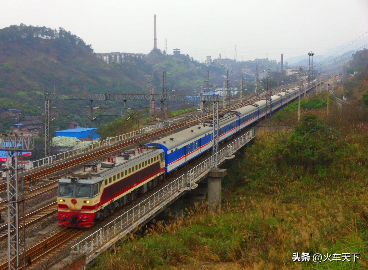 三线建设时期修建的襄渝铁路,也是四川第一条向东的出川铁路通道-火车
