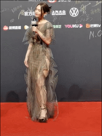 当“小个子女星”与高挑女星红毯撞衫，单看挺美，一对比高下立见