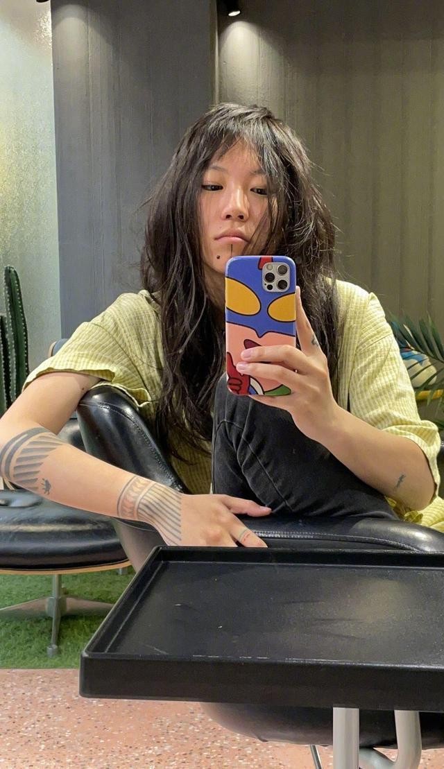 大码衬衫配牛仔裤真率性(衬衫配牛仔短裤)