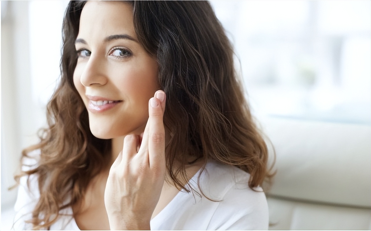 女人開始衰老時，4處會發出“提示”，女人心細就不難察覺