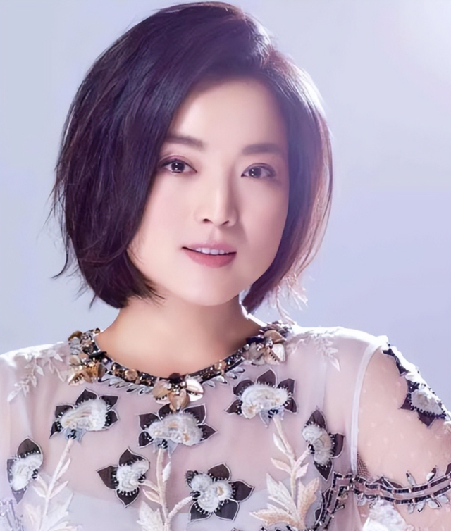 歌手白雪:38岁与富豪离婚,二婚嫁给小八岁东北小伙,如今怎样了