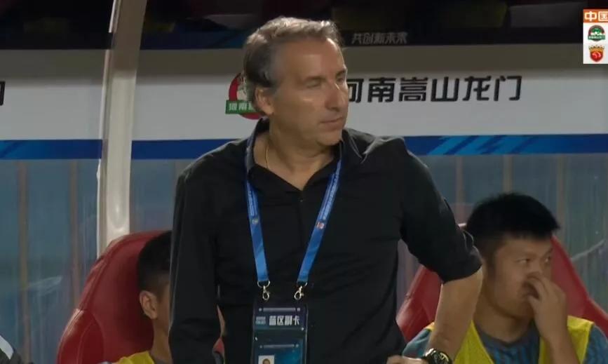 足球比赛教练应该在哪里（国足必须打好翻身仗，主教练在哪里，咱得好好白话白话）