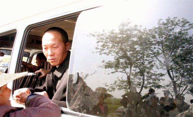 男子因杀妻被判15年，11年后“亡妻”突然回家，已和他人结婚生子