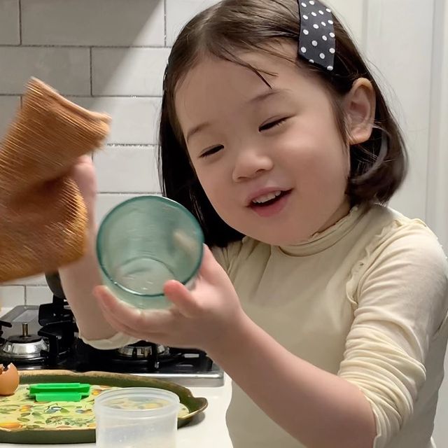 火遍全网的表情包小女孩!凭可爱萌翻所有人:骗我生女儿