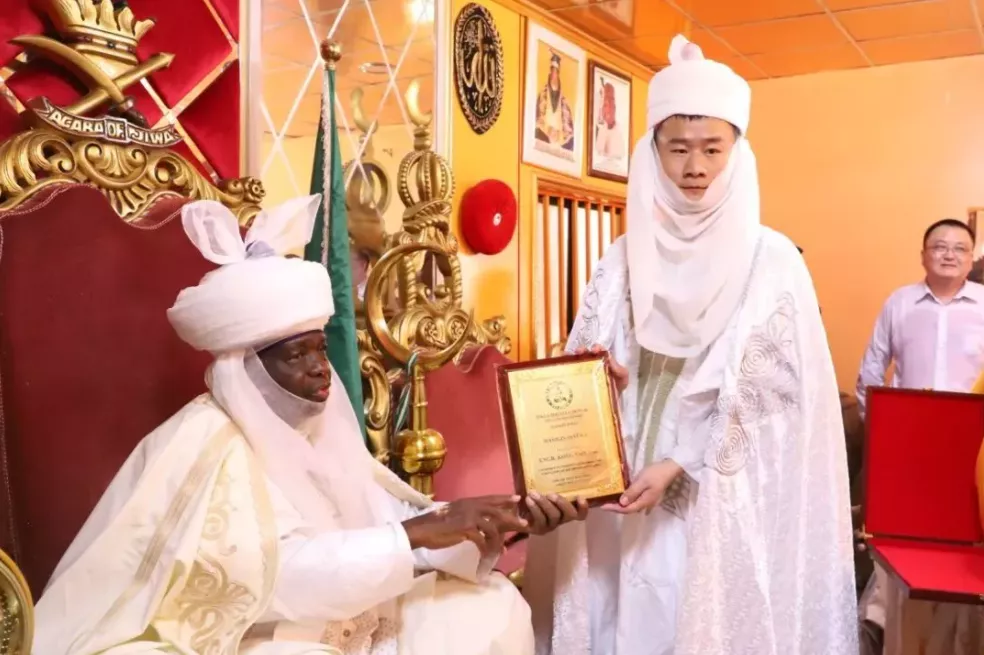 3年前,80后河南小伙在非洲当上酋长土皇亲自册封,允许妻妾成群