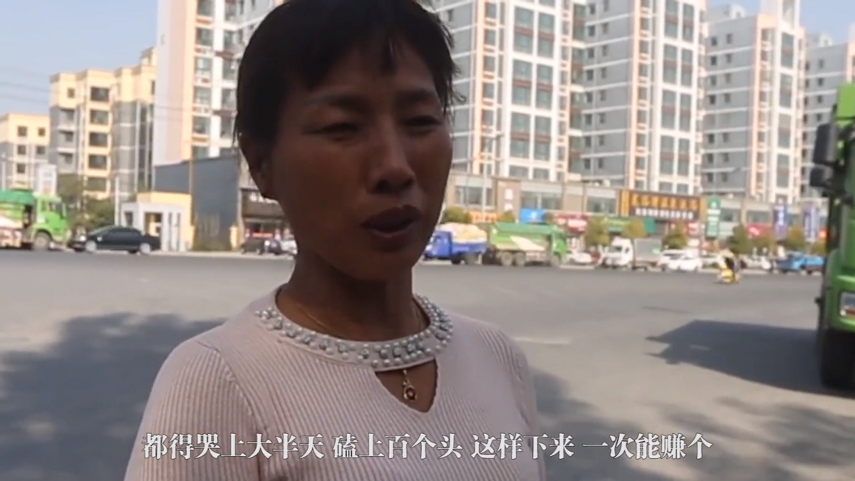 河南5旬女子靠哭丧为生，一场赚700元每年磕头上万次，如今已买楼