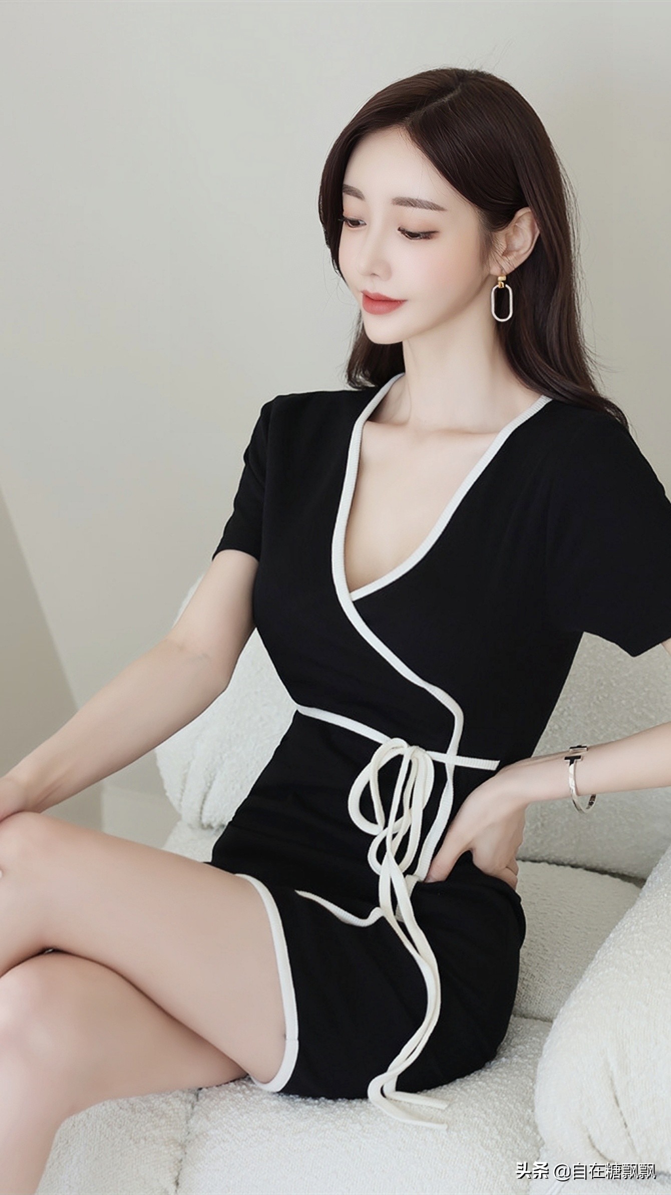 身材超好的模特，穿着黑色优雅深V紧身裙