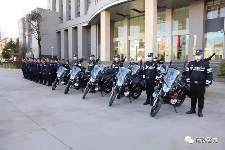 中共陆良县委副书记胡燕一行到县公安局开展春节慰问