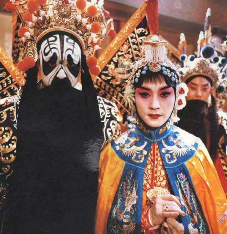 香港两位“单身”女富豪，1个身家200多亿，1个在上海有百套房子