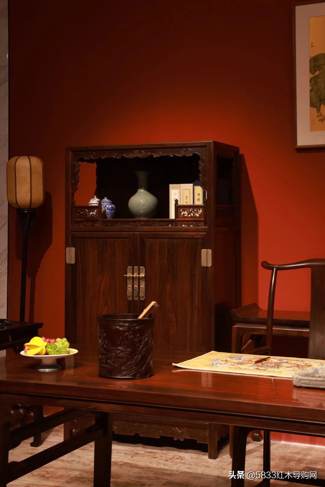 顶级红木家具:大红酸枝上格券口带栏杆亮格柜