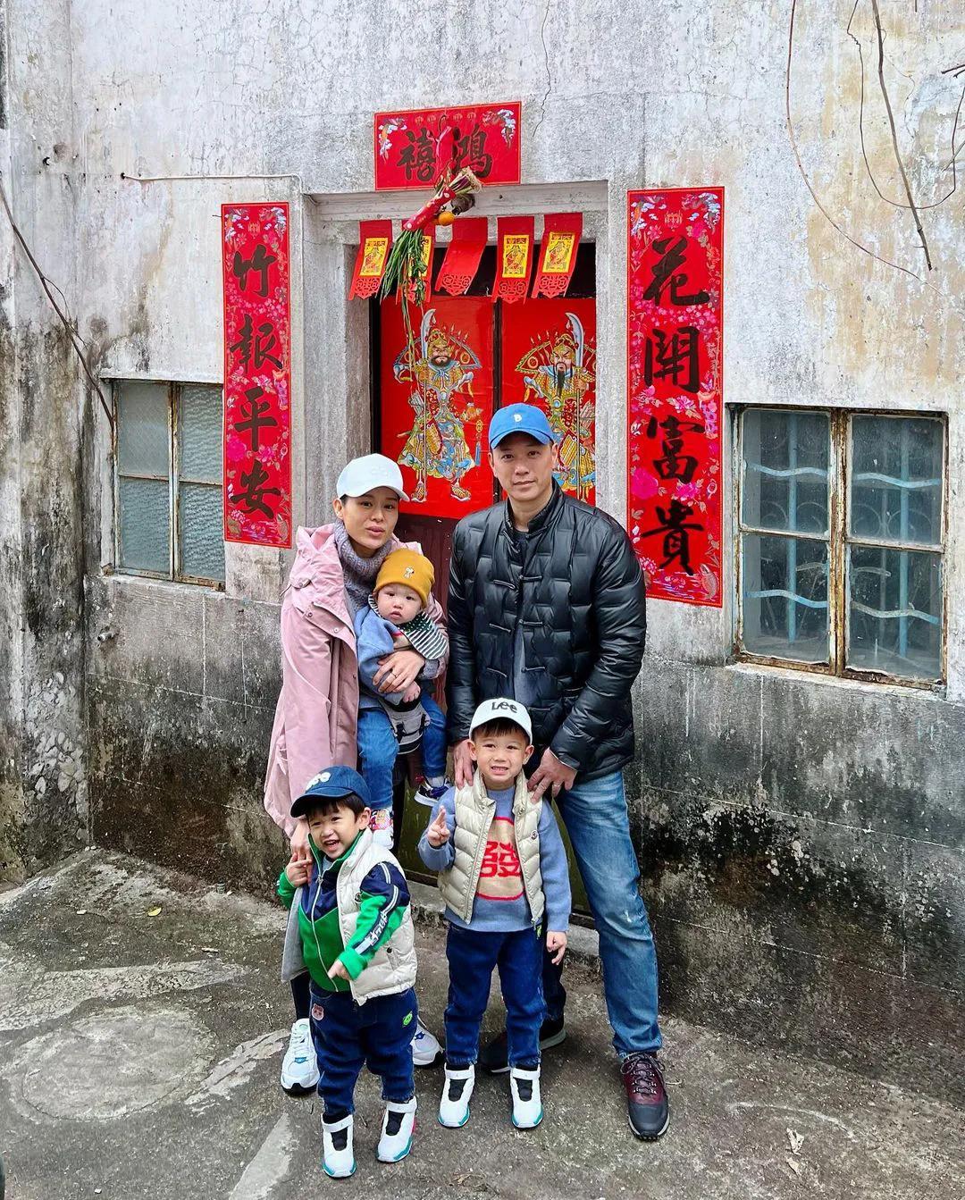 胡杏儿除夕随老公回老家祭祖，一家五口同框超幸福，三个儿子很帅