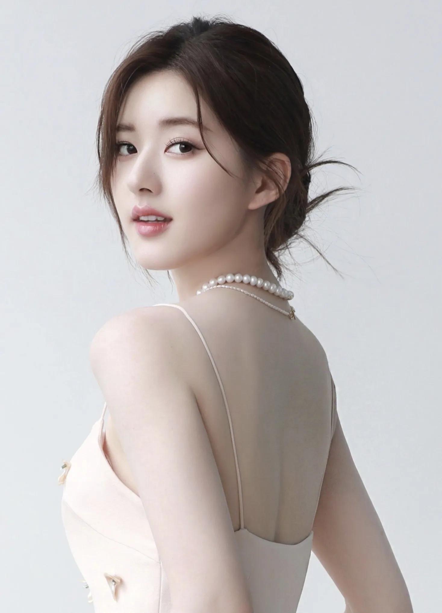 女明星赵露思写真集:秀丽清纯,巧笑倩兮