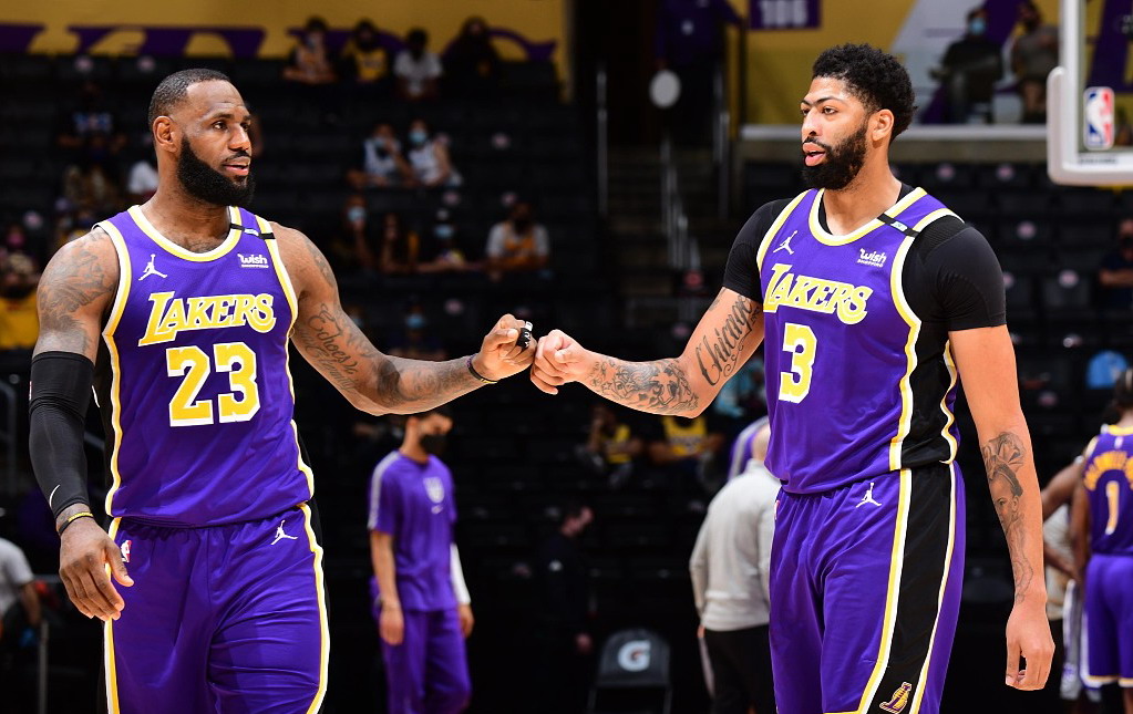 nba比分直播有哪些地方（今日！央视不转，2平台直播NBA湖人VS雄鹿，詹姆斯+浓眉PK字母哥）