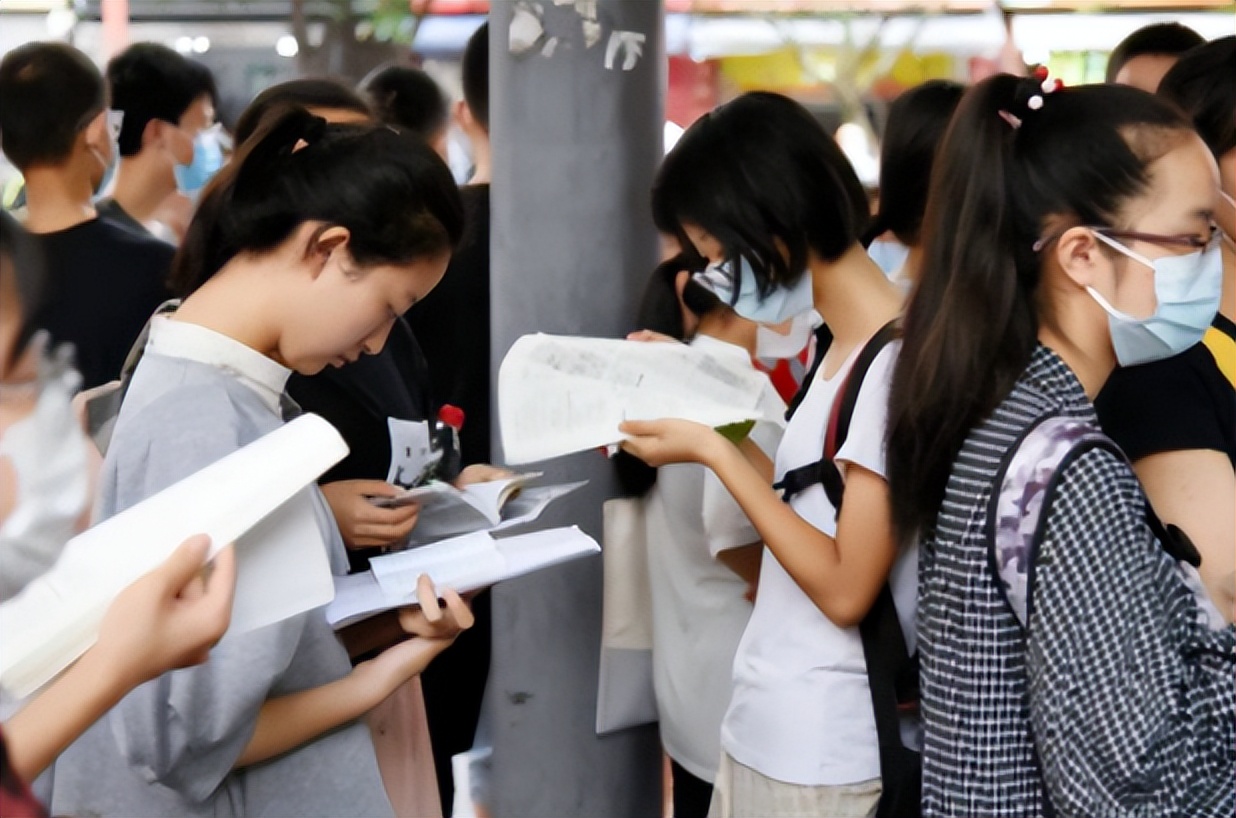 为什么高考一定要用2B铅笔？看到电脑扫描后的试卷，屏幕给出真相