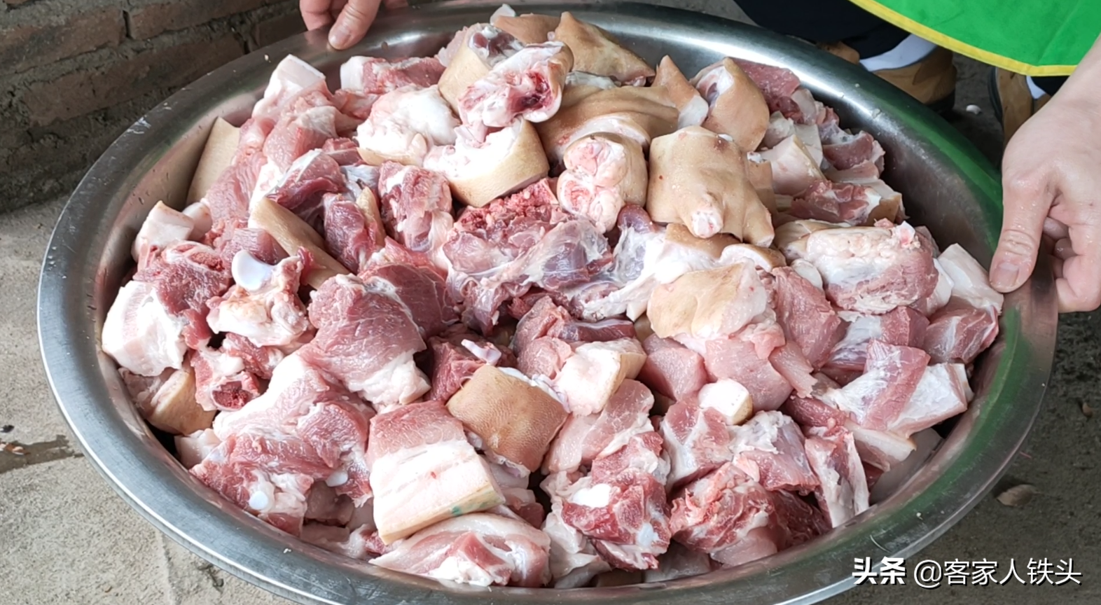 客家人过年吃的焖肉，做法原来那么简单，一次做70斤，好吃不腻