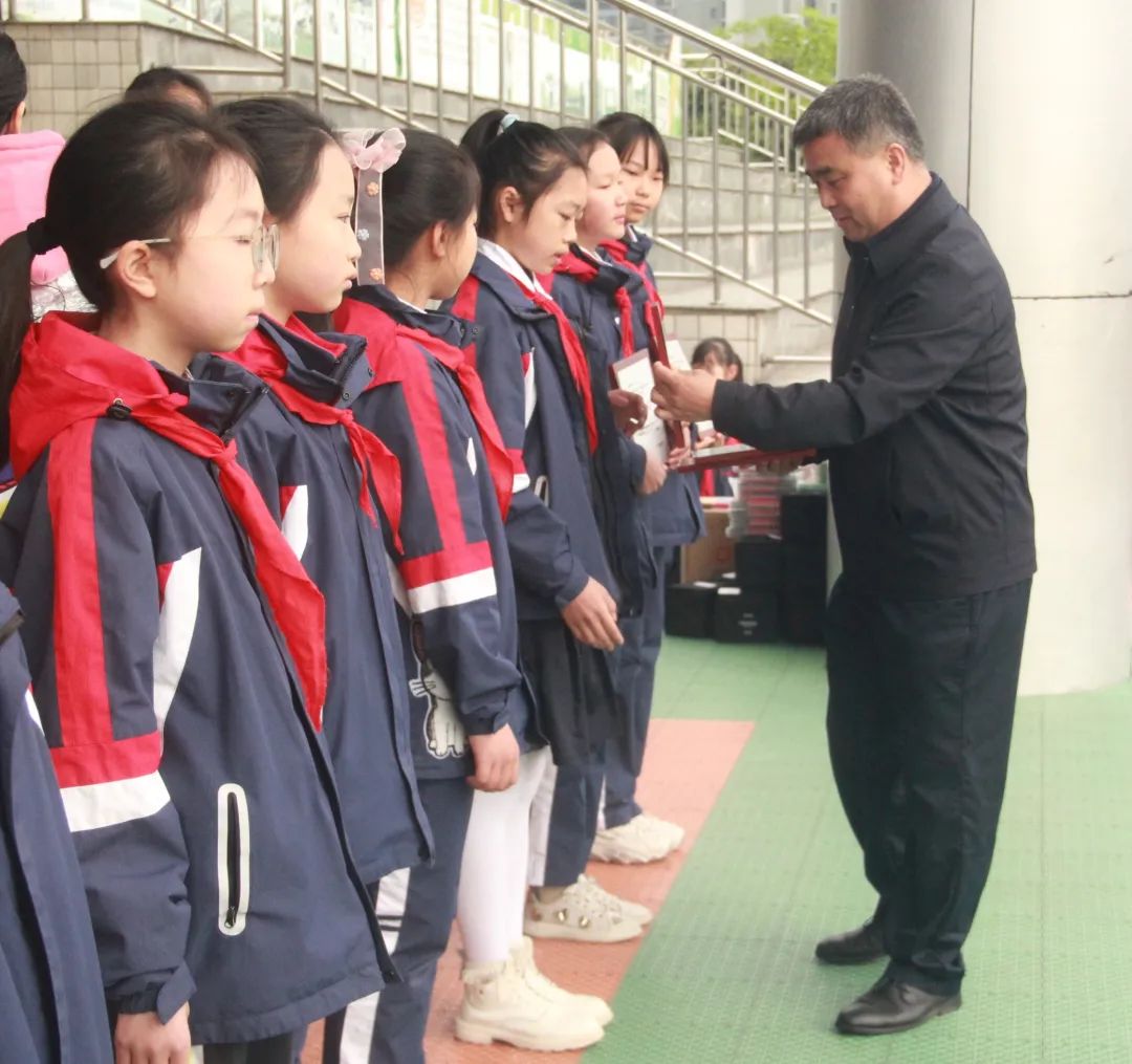 文明乘车 绿色出行｜记四川大学西航港实验小学第10周国旗下讲话