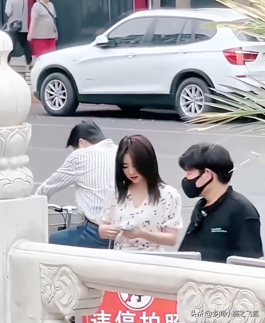 谭松韵新剧《归路》路透 白色碎花长裙优雅知性