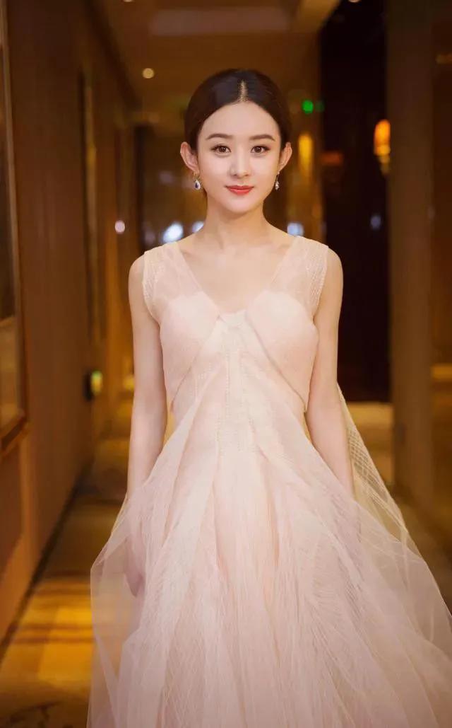 女星赵丽颖—巧笑嫣然，淡妆点缀，瓷肌红唇，漂亮的不像话