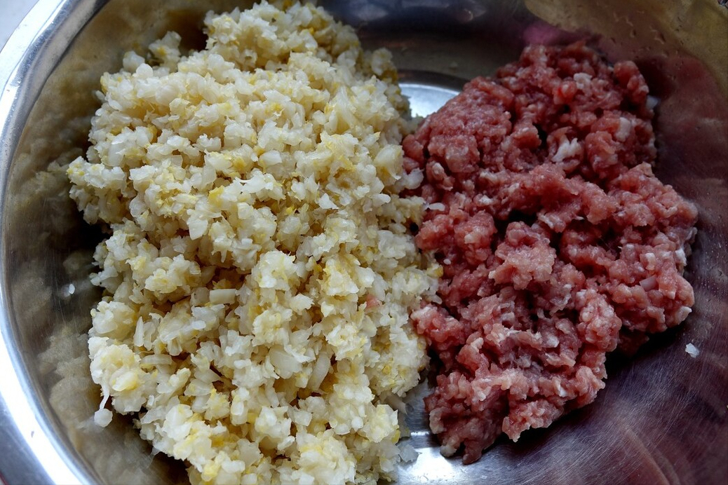 酸菜饺子好吃有诀窍，酒店大厨教你3个诀窍，饺子鲜美多汁喷喷香