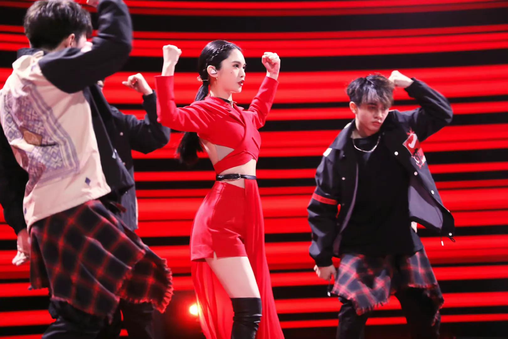 孙怡、赵丽颖红色礼服状态迥异，有没有爱情的滋润肉眼可见