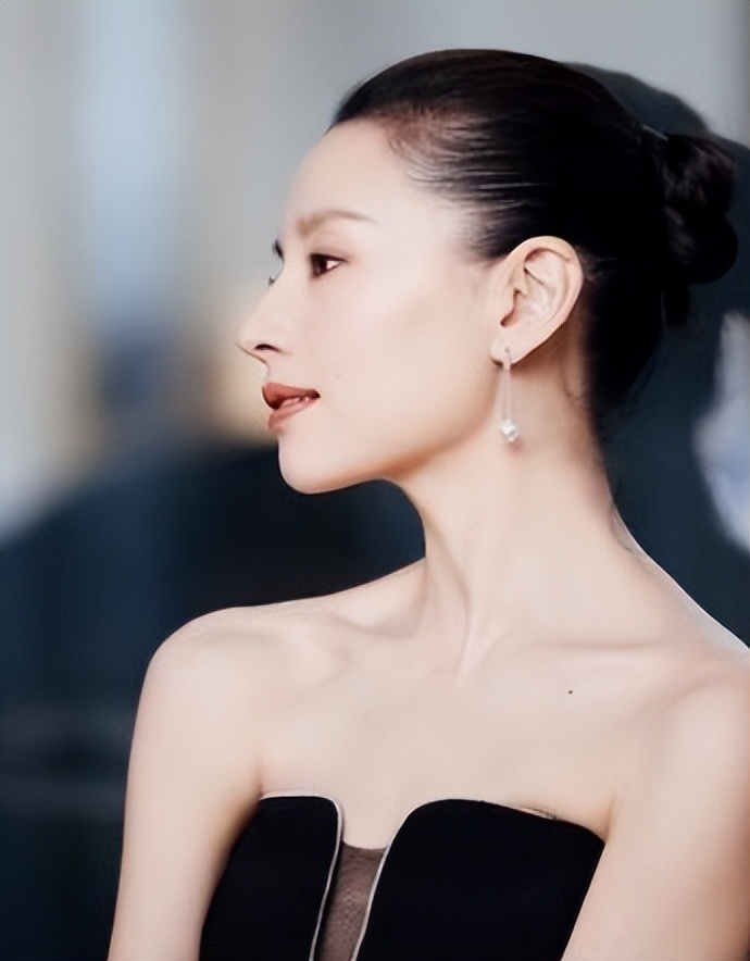 娱乐圈5位"侧颜杀女神"美女的标配高鼻梁,你觉得谁最让你心动