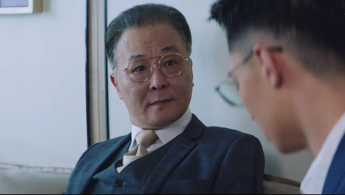 “晴格格”演酒店经理大变样，白衬衫丸子头气质足，49岁风韵犹存