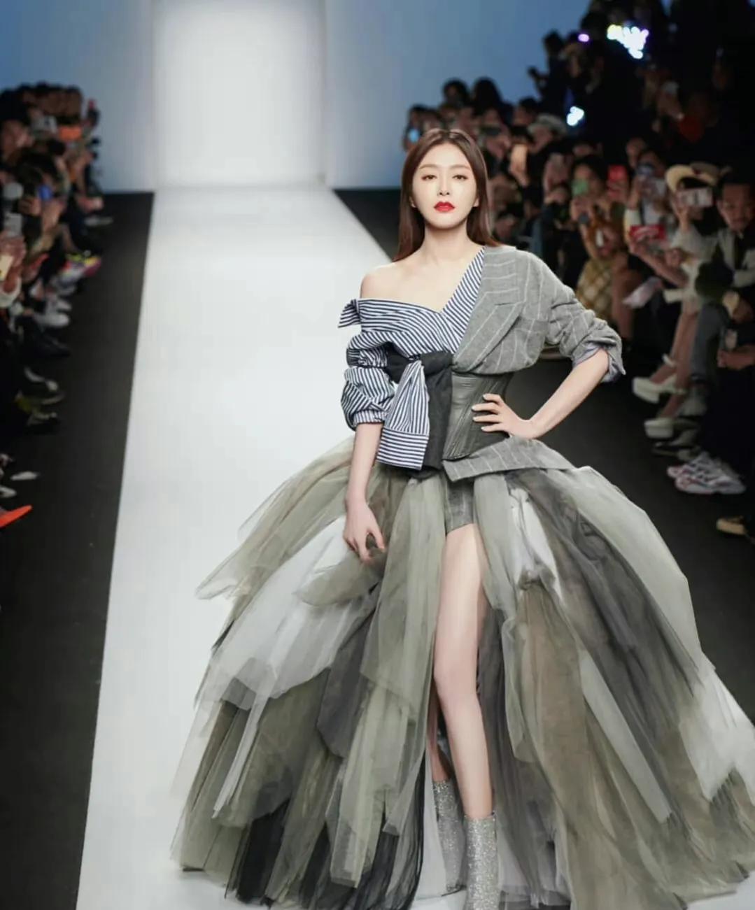 秦岚走秀！