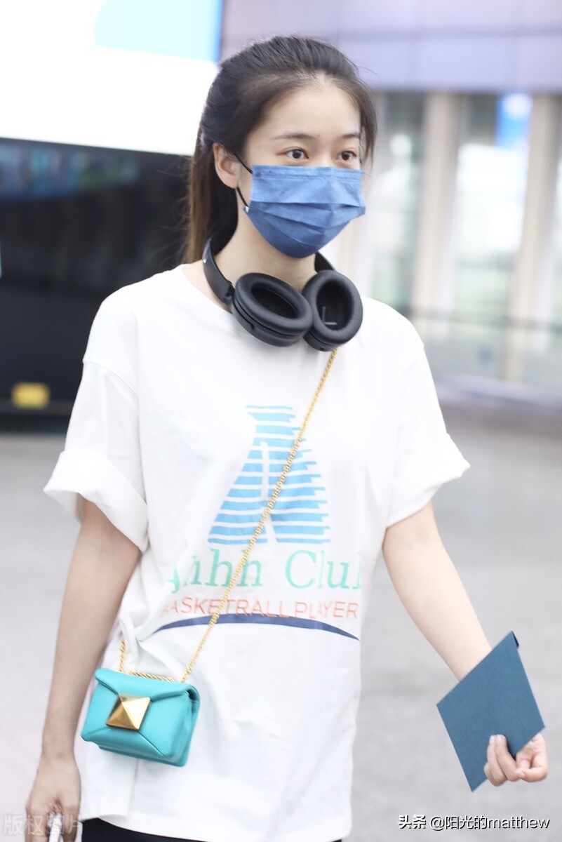 街拍：张雪迎白Tee+运动短裤+小白鞋清纯休闲