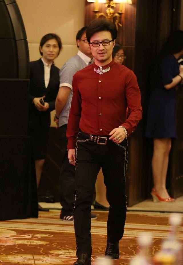 岁数不小了还穿红色衬衫(岁数不小了还穿红色衬衫吗)