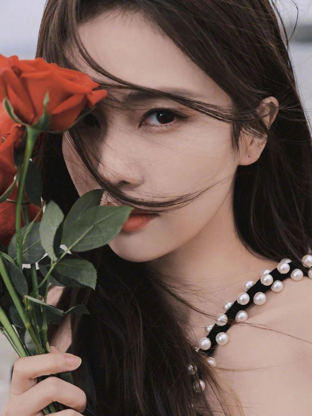 白鹿黑色吊带长裙海边大片