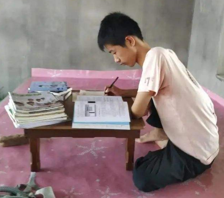 5年前，高考620分，在工地收到录取通知书的甘肃男孩，后来如何？