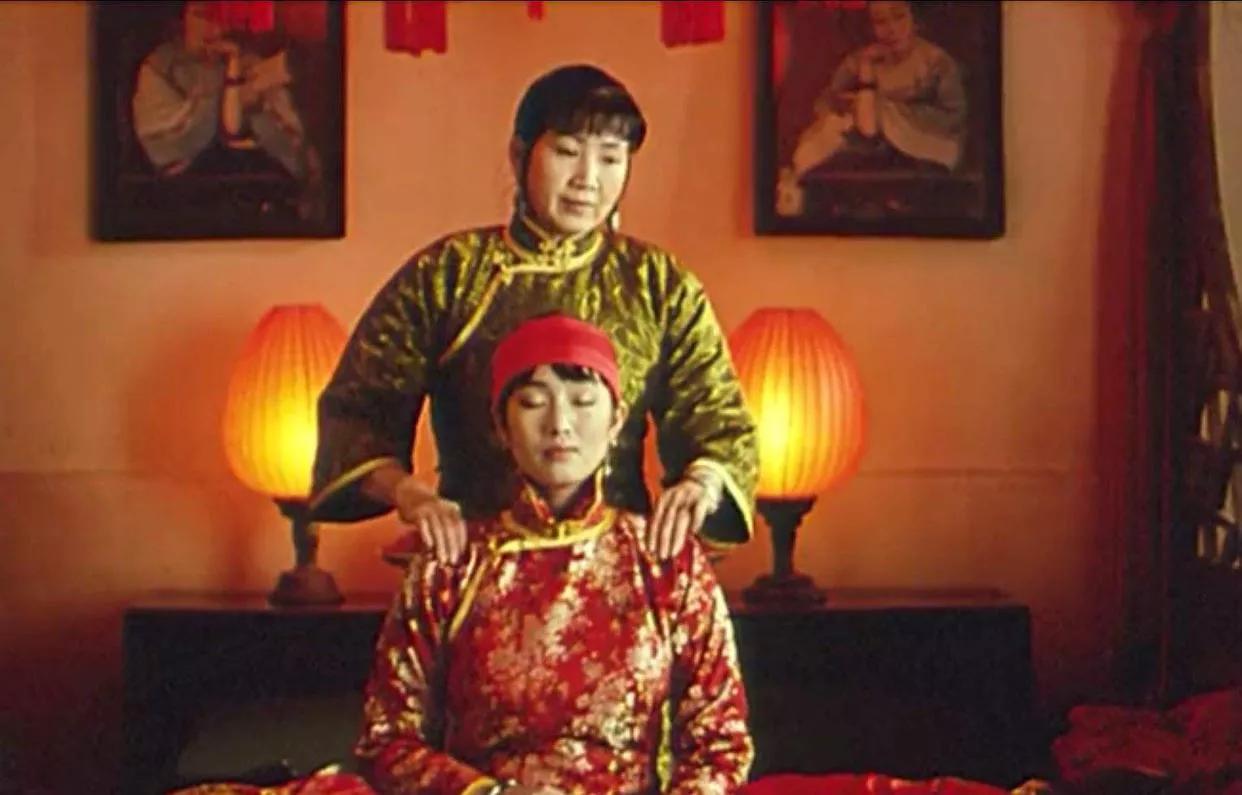 《大红灯笼高高挂》：女性被禁锢自由的悲惨人生