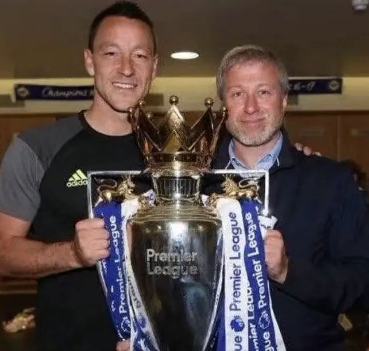 所有队长将佩戴蓝黄配色的袖标（英超：曼城VS曼联，瓜迪奥拉赛前发言矛盾直指英足总，曼城危险？）