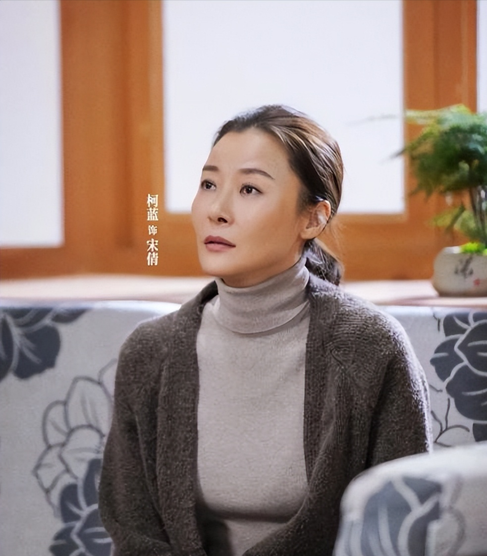 柯蓝:22岁年薪60万,与李亚鹏恋爱,和黄志忠传绯闻,50岁仍未婚