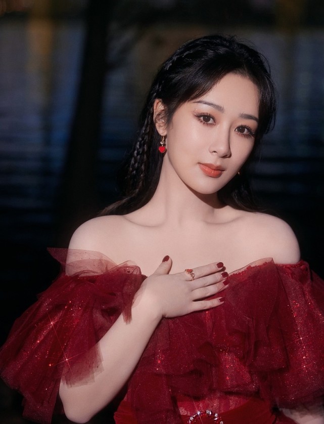 杨紫的甜美长相真加分,就算一袭红裙也不俗气,反而显得肤色好白
