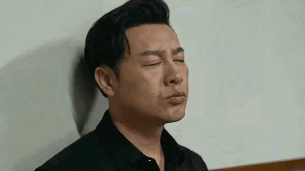 随着手指有节奏的按下琴键,他表情平淡如水,但每个动作都在节奏上.