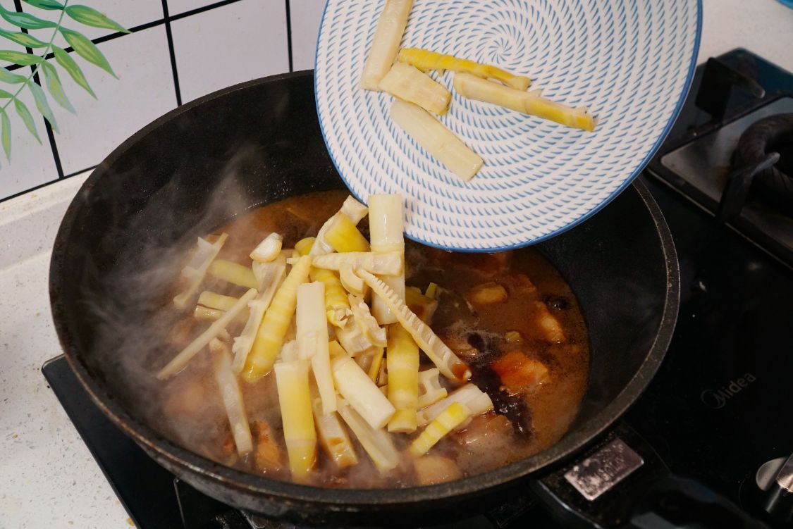 春天，菜市場碰上它別放過，和五花肉燜一鍋，味道真是香得厲害