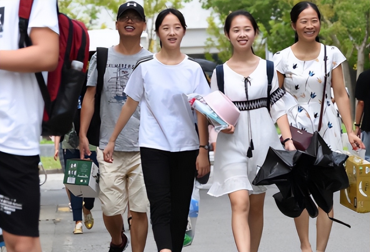 大学生月均生活费等级出炉，末位的同学属实拮据，都不敢找对象了