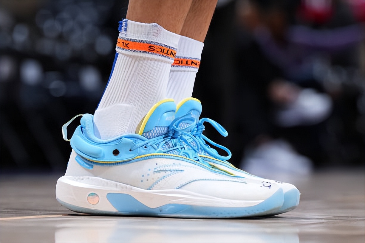 nba球員穿的都是哪些球鞋（NBA球員上腳：庫里穿curry1北極光，克萊穿安踏KT8）