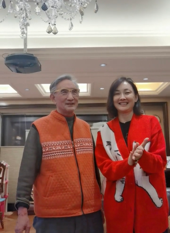 脸部肿成“馒头”，笑起来秒变“僵尸”，这些明星的脸到底咋了？