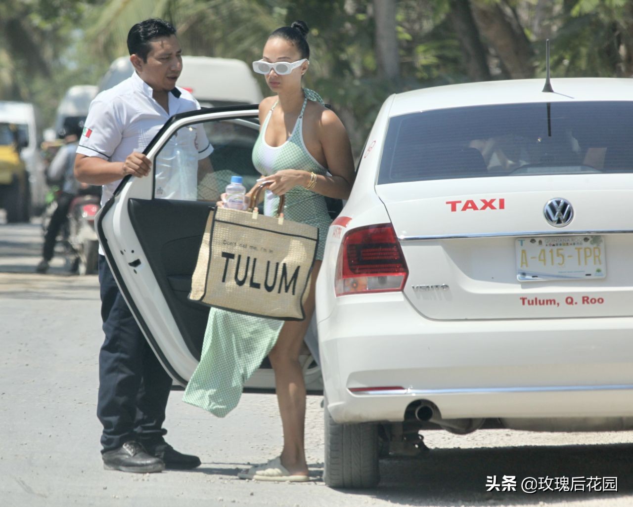 卓雅·米歇尔一袭绿色吊带裙高挑有型，扎丸子头戴墨镜潮流炫酷