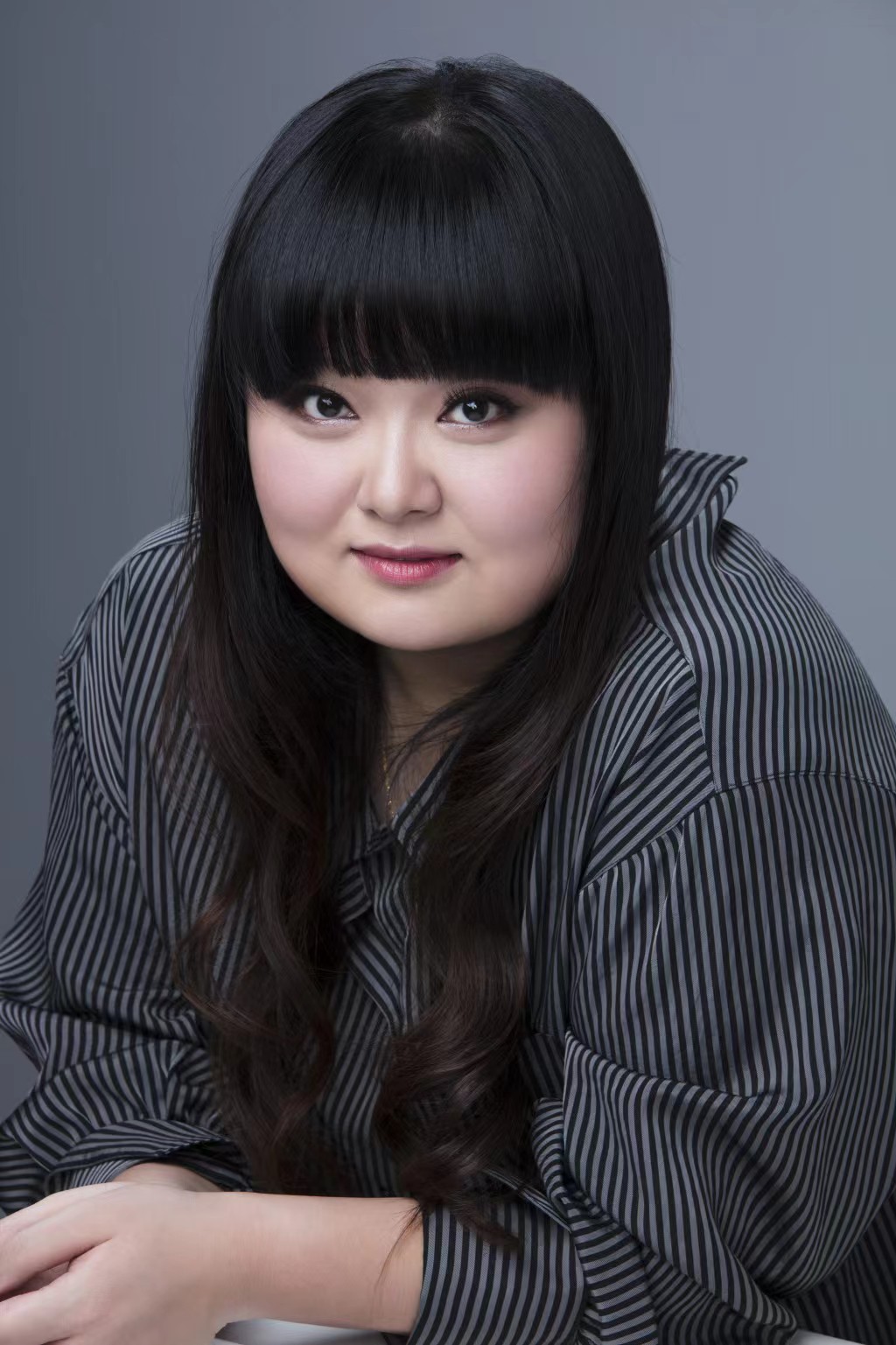 不得不说的是,看得出陈嘉佳还是很希望在感情上有进展,对此我们当然