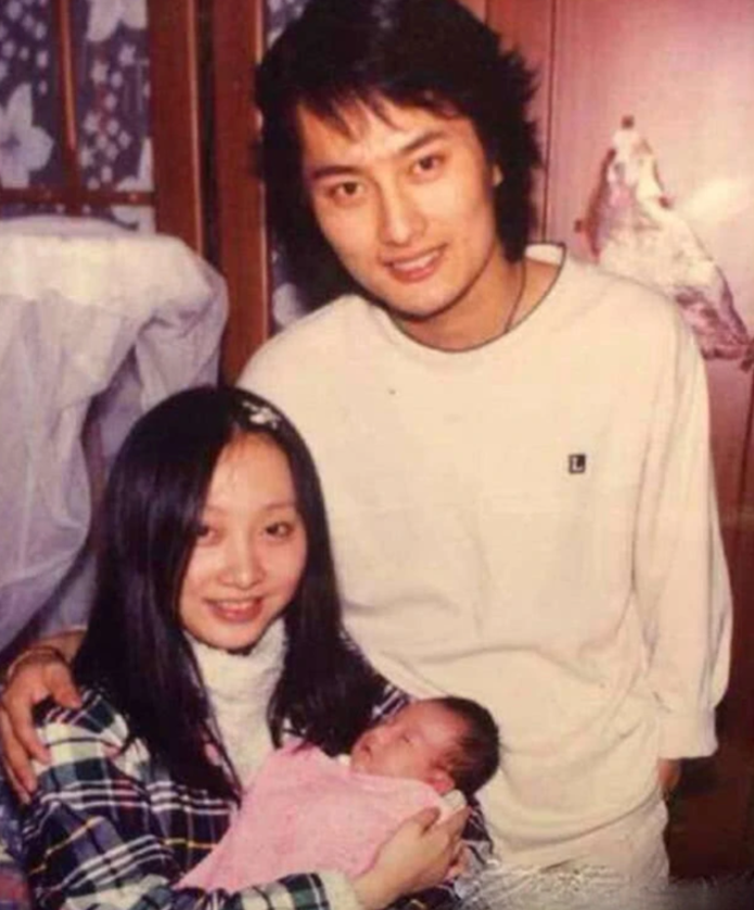 云飞和高月离婚6年,一个再婚娶北大才女,一个带着女儿艰难生活