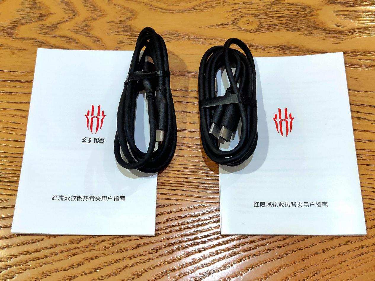 新旧两款对比，新红魔涡轮散热背夹效果更冷、更酷炫