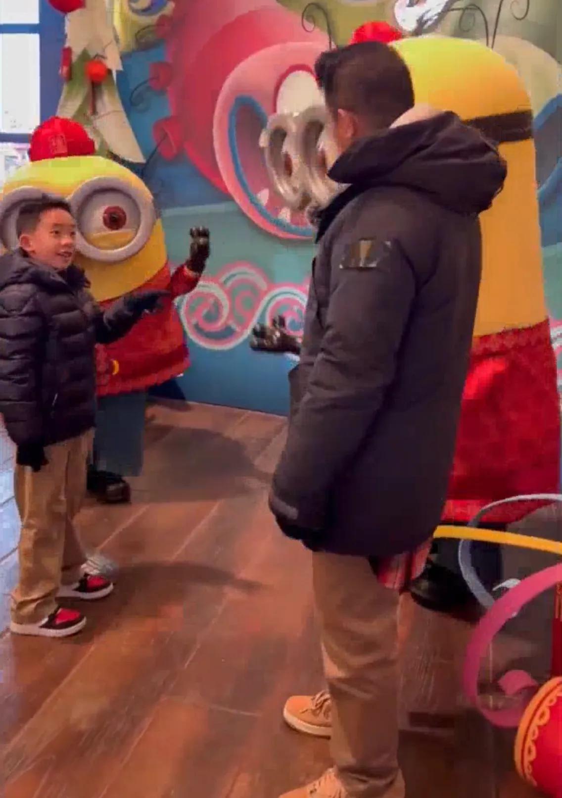 陈小春应采儿带大儿子出游，一家三口全程超欢乐，Jasper长高不少