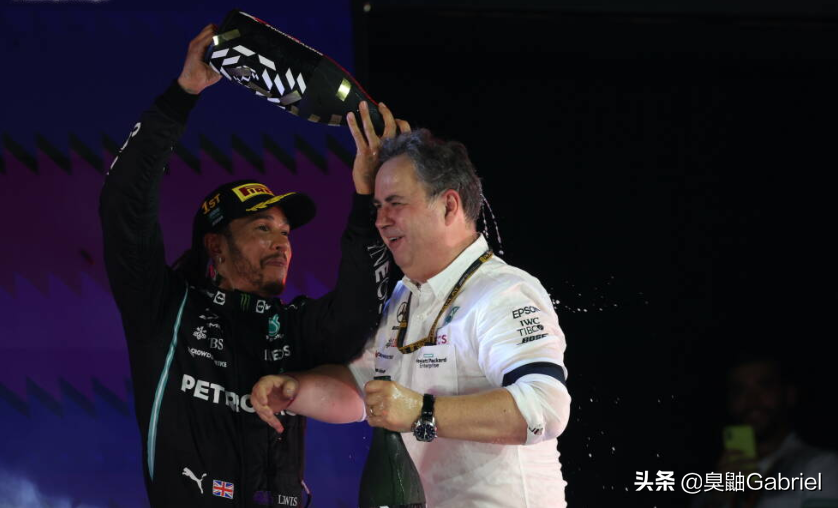 f1汉密尔顿最佳视频(F1沙特大奖赛老道的汉密尔顿逼疯维斯塔潘 这一场秀无人是赢家)