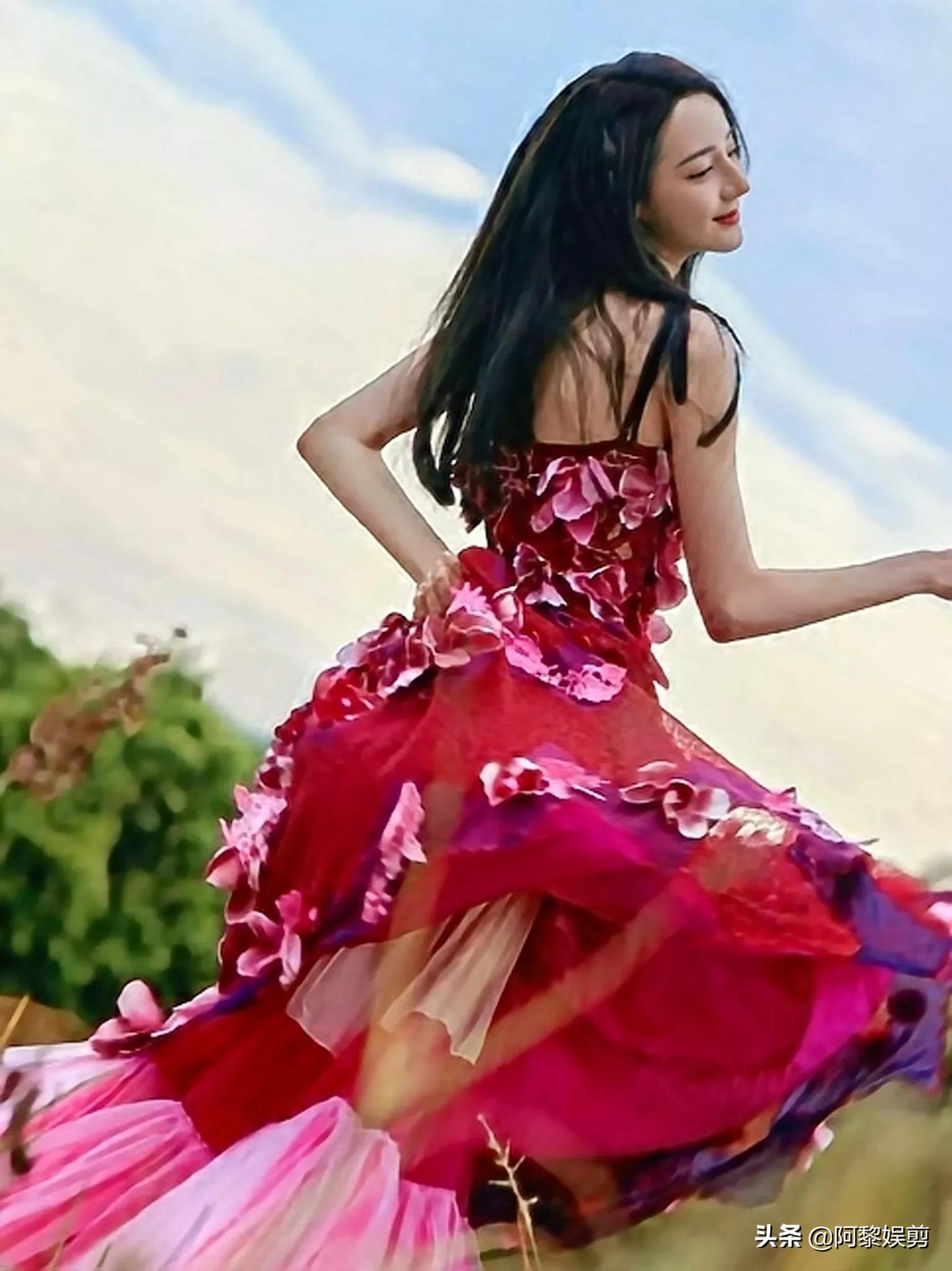 迪丽热巴，笑容纯净，像个桃花仙子