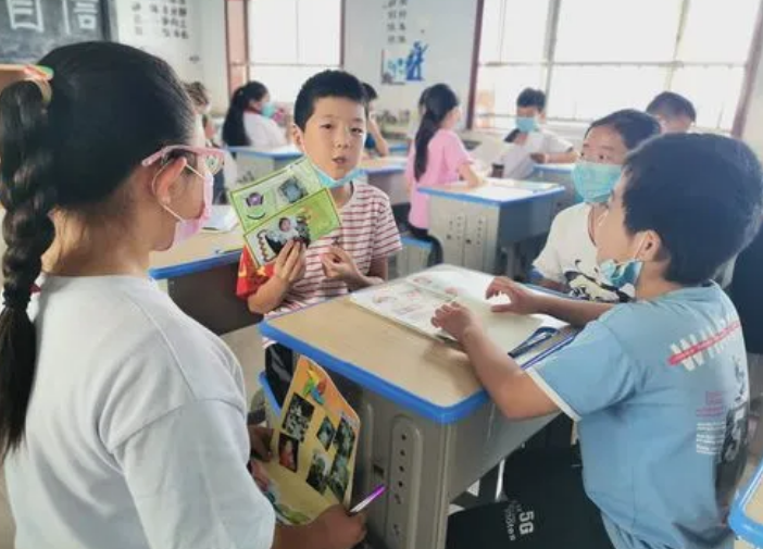 深圳一女子用英语吵架，老外直言回你乡下去，旁人好像在做听力题