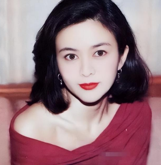 刘晓庆赵雅芝生图流出,皱纹堆积,脸僵长斑,揭露虚假的不老女神