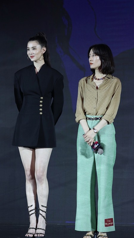 宋佳和刘敏涛都是40多岁了，同样穿商务风的服装，气质相差不小